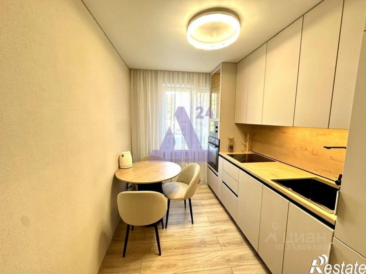 3-комн квартира ул 8 микрорайон, 32,  д. 32